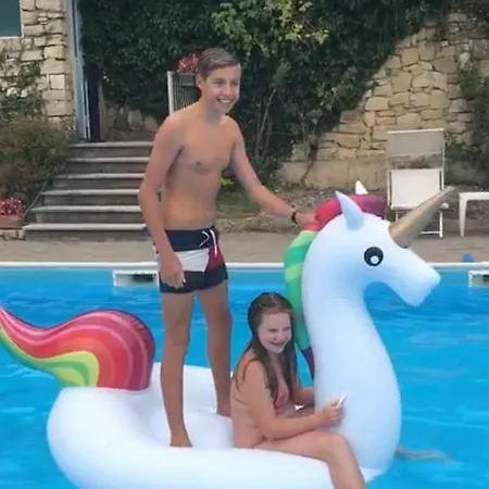 Swimming And Sun شقة